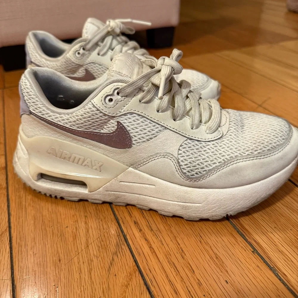 Nike Women's Air Max SYSTM sz 6 White/Metallic purple